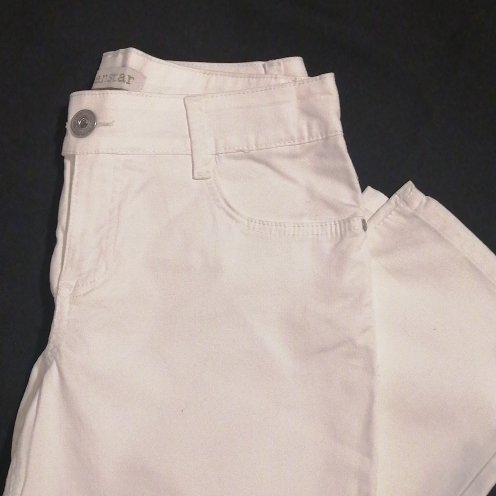 NWOT, jeanstar  ladies white capris, size..4